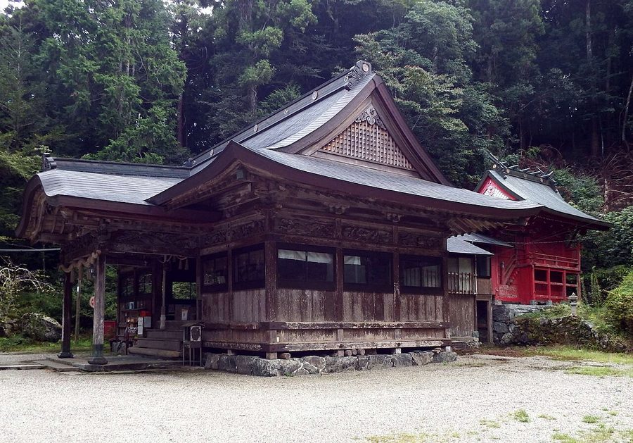 上一宮大粟神社の拝殿と本殿