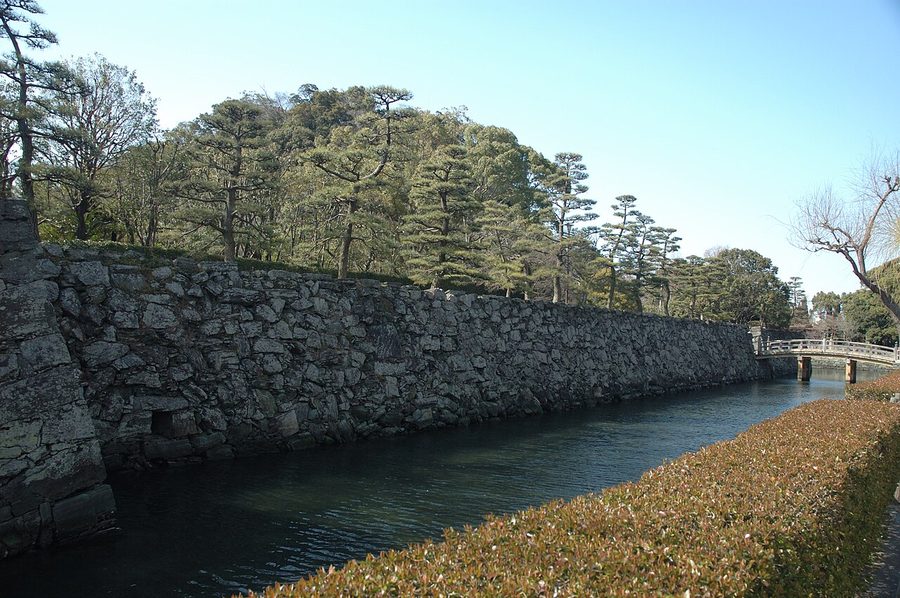 徳島城跡の石垣と堀