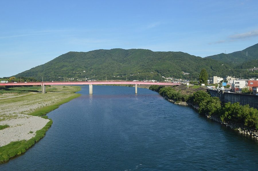 吉野川と穴吹橋（奥）
