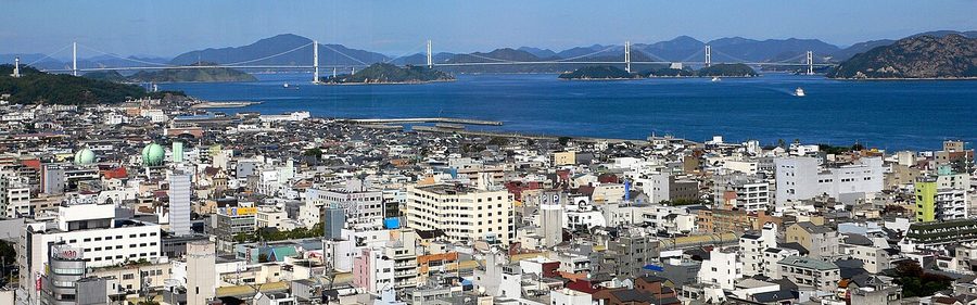 今治市街地と瀬戸内海の眺め