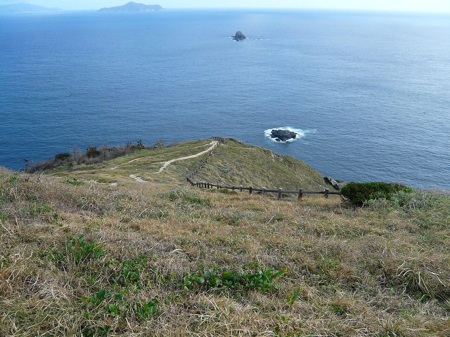高茂岬の遊歩道と沖合の岩礁
