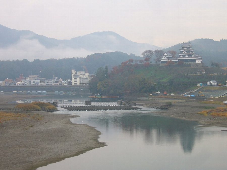肱川越しに望む大洲城