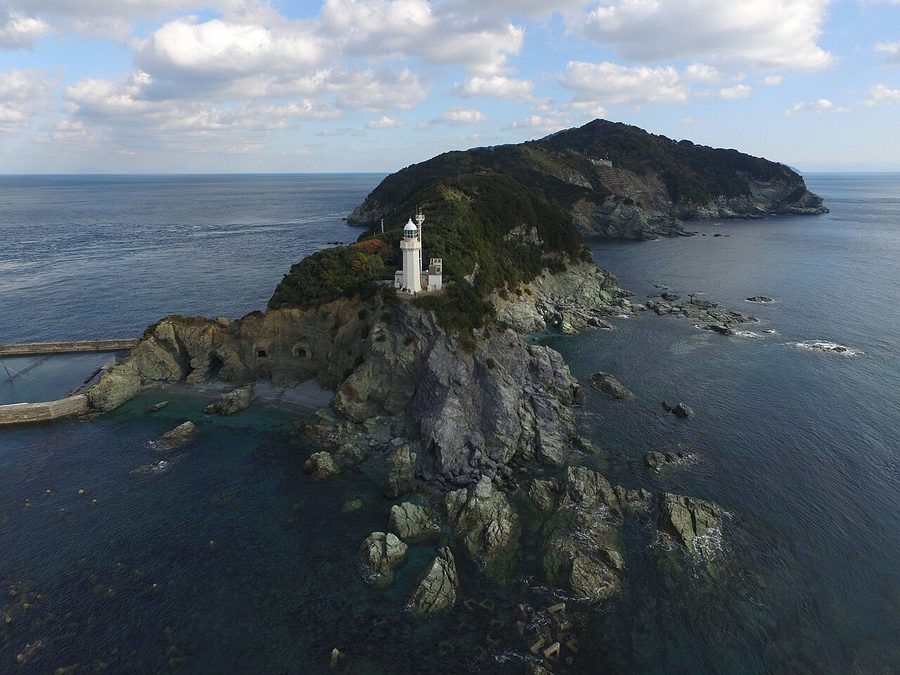 佐田岬の先端と佐田岬灯台の空撮