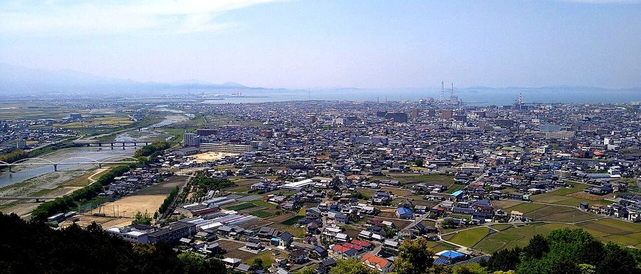 西条市中心部の眺め