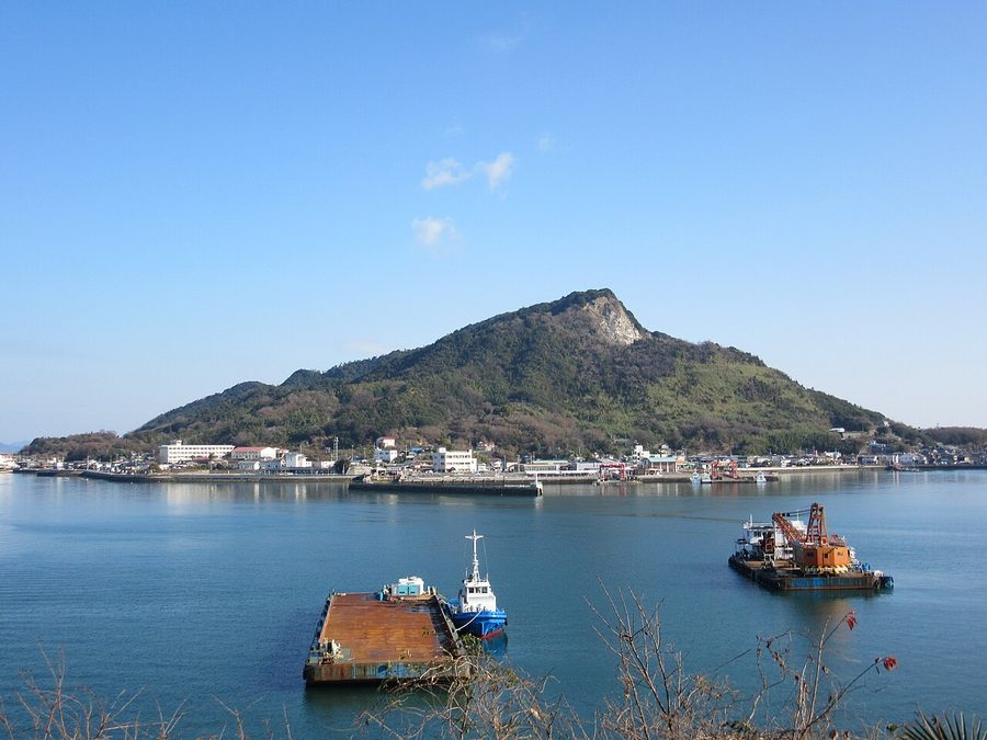 佐島から望む弓削島中心部