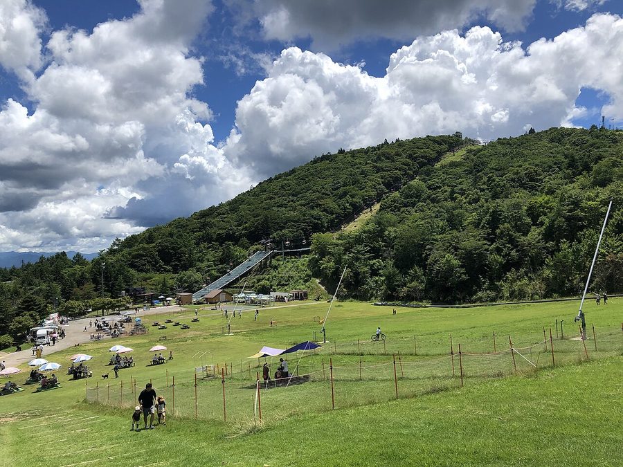 茶臼山高原のゲレンデとリフト