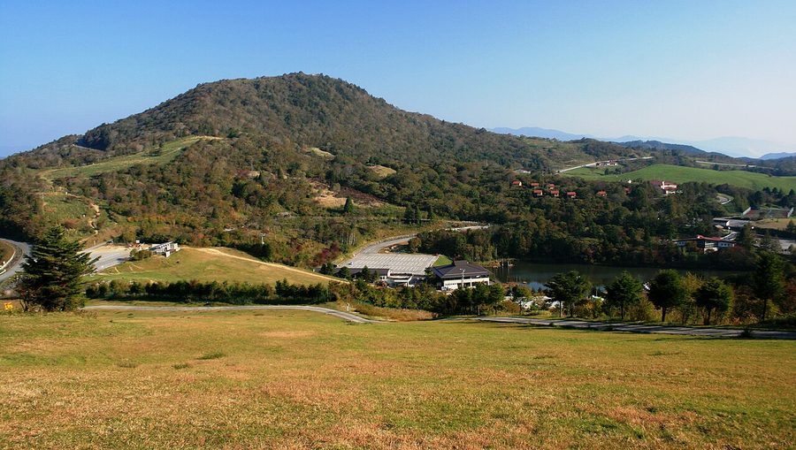 萩太郎山から望む茶臼山
