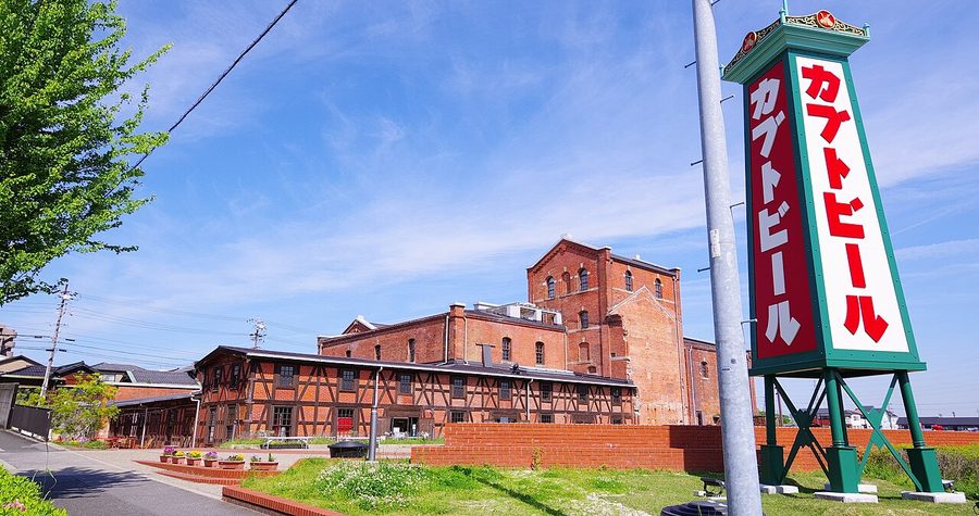 半田赤レンガ建物と、再現されたカブトビールの広告塔