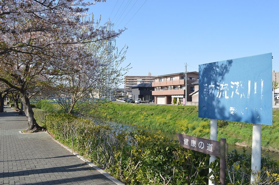 鞍流瀬川沿いの遊歩道