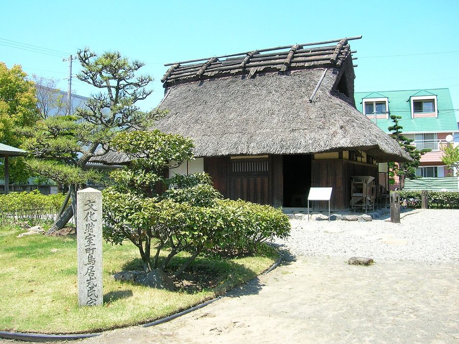 茅葺き屋根の鳥居建民家