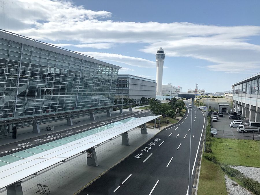 中部国際空港（セントレア）のターミナルビルと管制塔