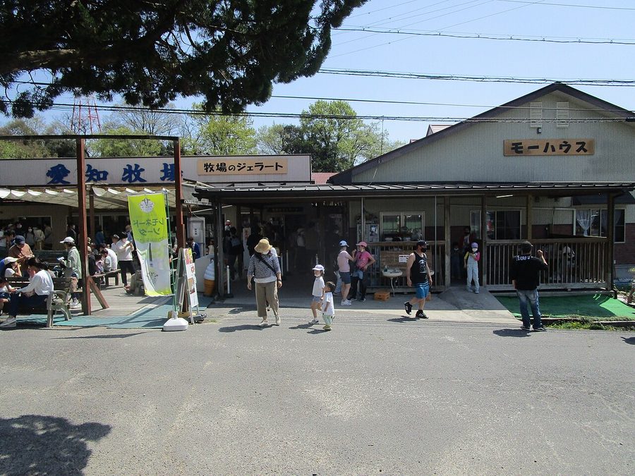 愛知牧場の売店前