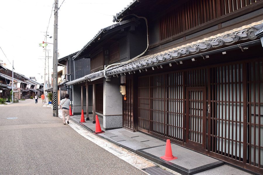 津島神社の門前町の通り