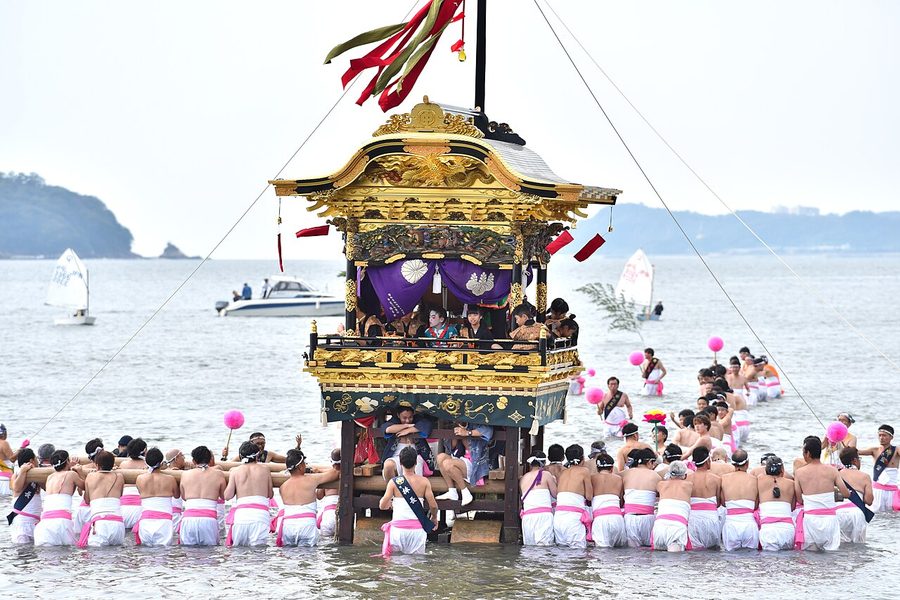 三谷祭の海中渡御