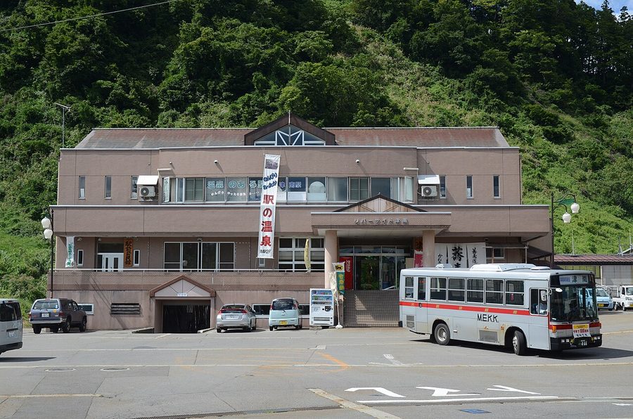 津南駅の駅舎とバス