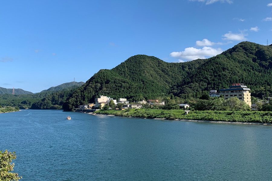 咲花温泉と阿賀野川
