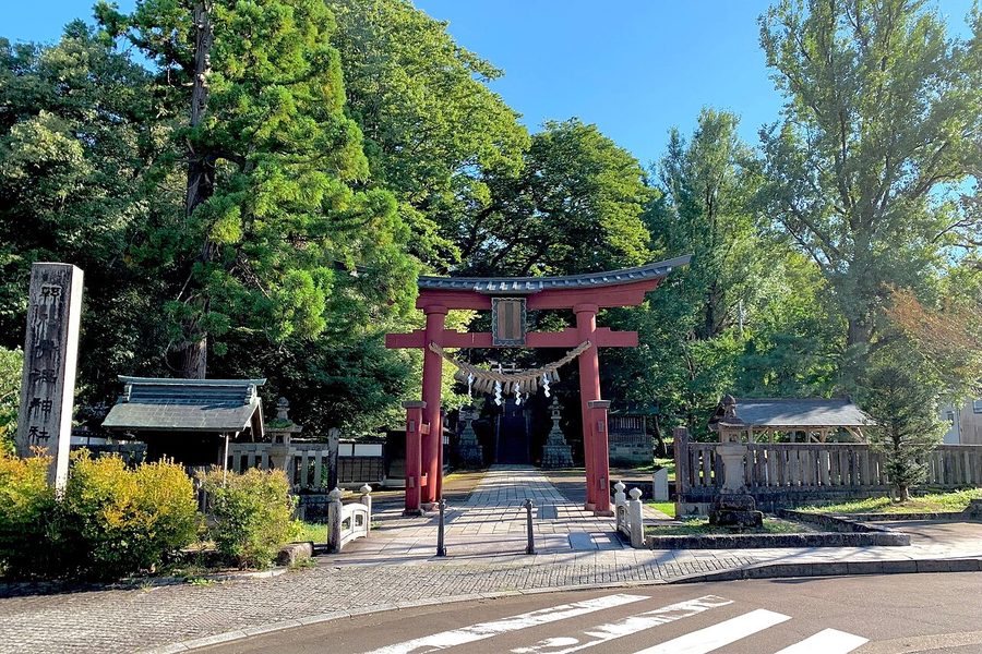 青海神社の鳥居と参道