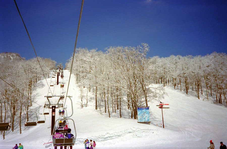 赤倉温泉スキー場のリフトから見た雪景色