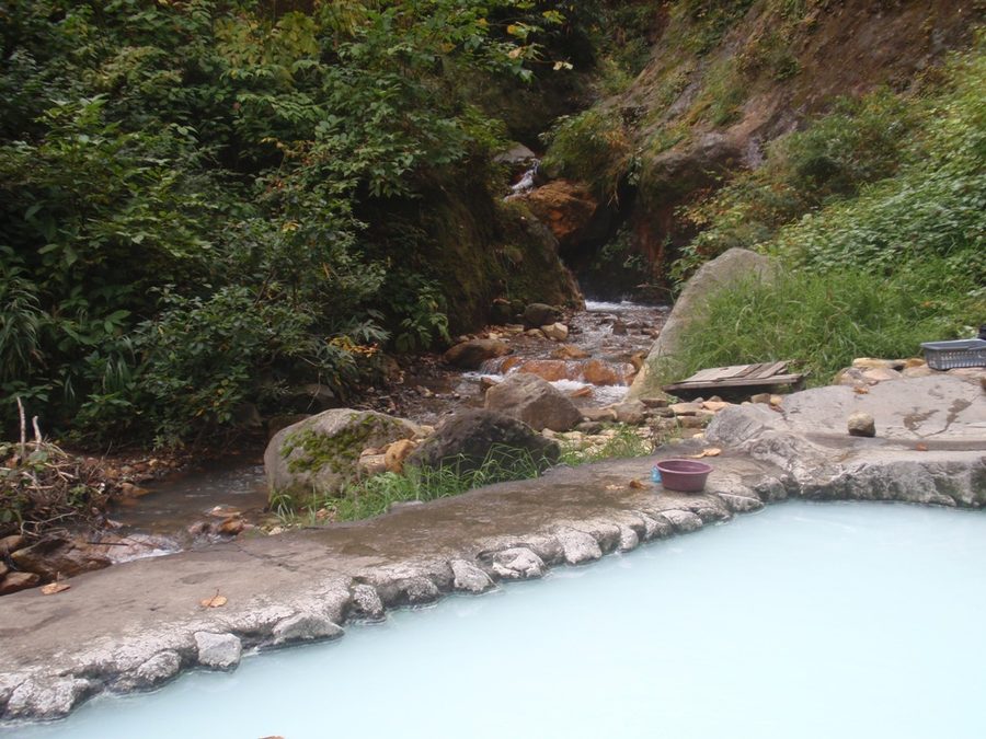 燕温泉の野湯「河原の湯」