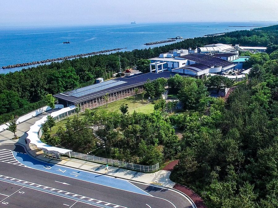 新潟市中央区の海沿いに立地する新潟市水族館マリンピア日本海