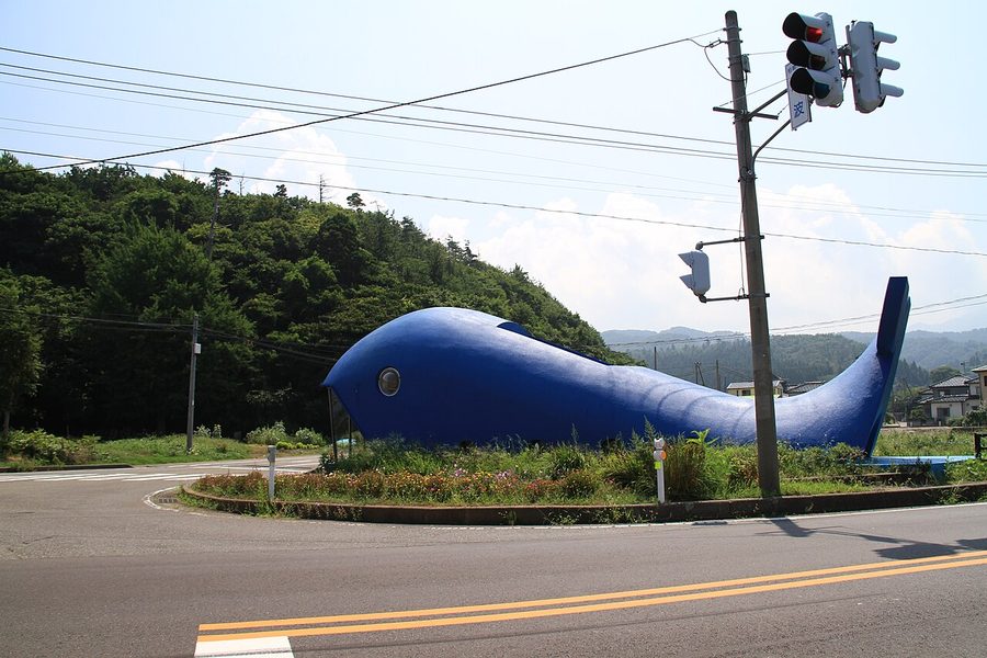 クジラの形をした横断地下道の入口