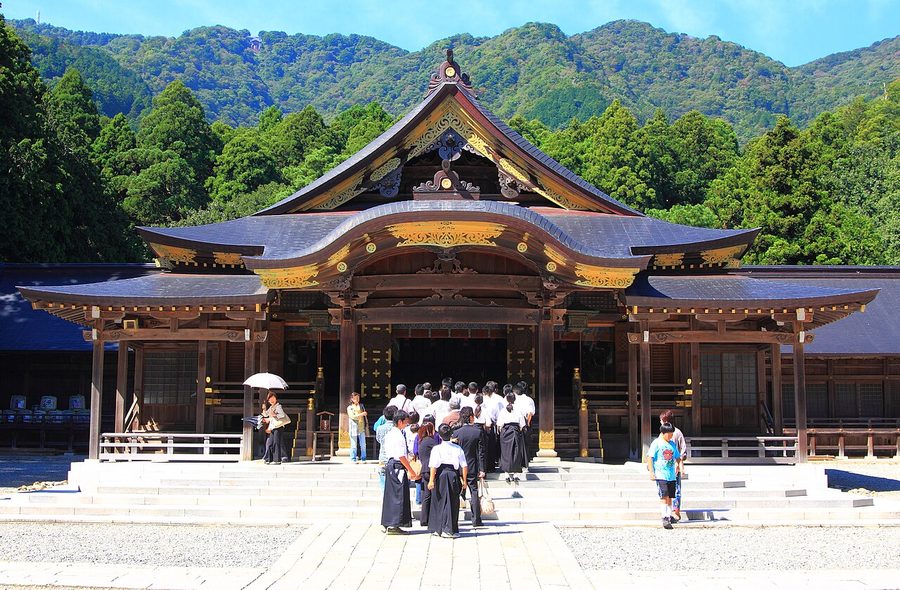 彌彦神社の拝殿