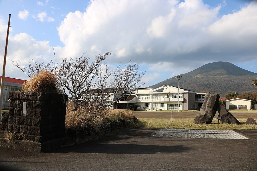 三原中学校の校舎とグラウンド