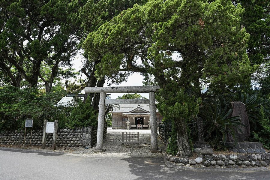 優婆夷宝明神社の参道と鳥居