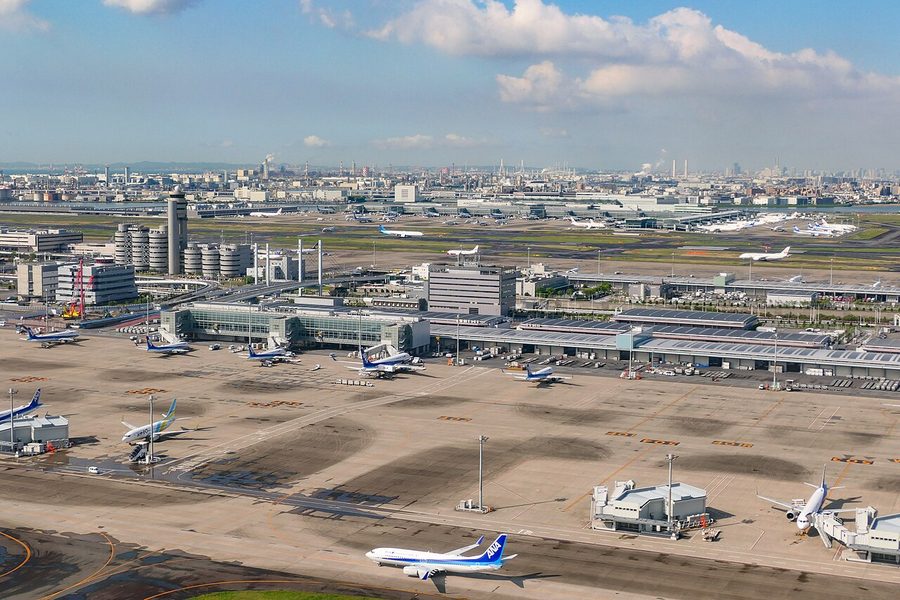 東京国際空港(羽田空港)第2ターミナルのサテライトと東貨物地区の全景