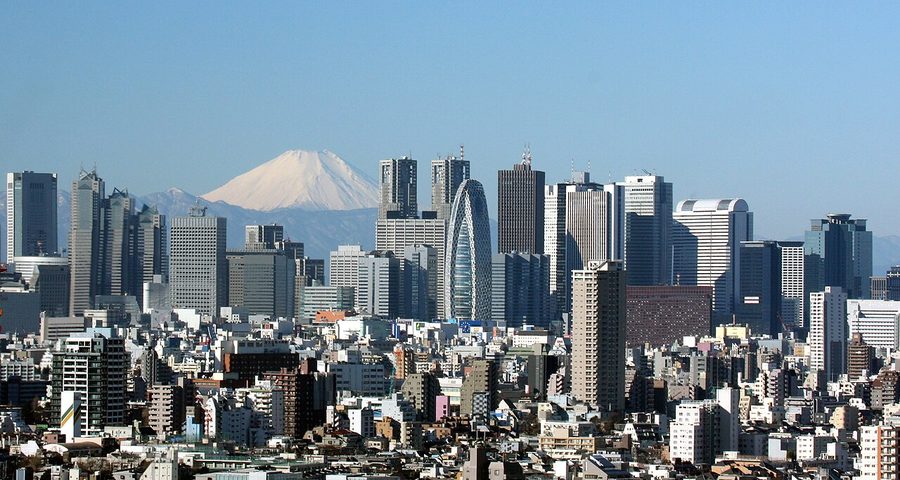 新宿の超高層ビル群と富士山