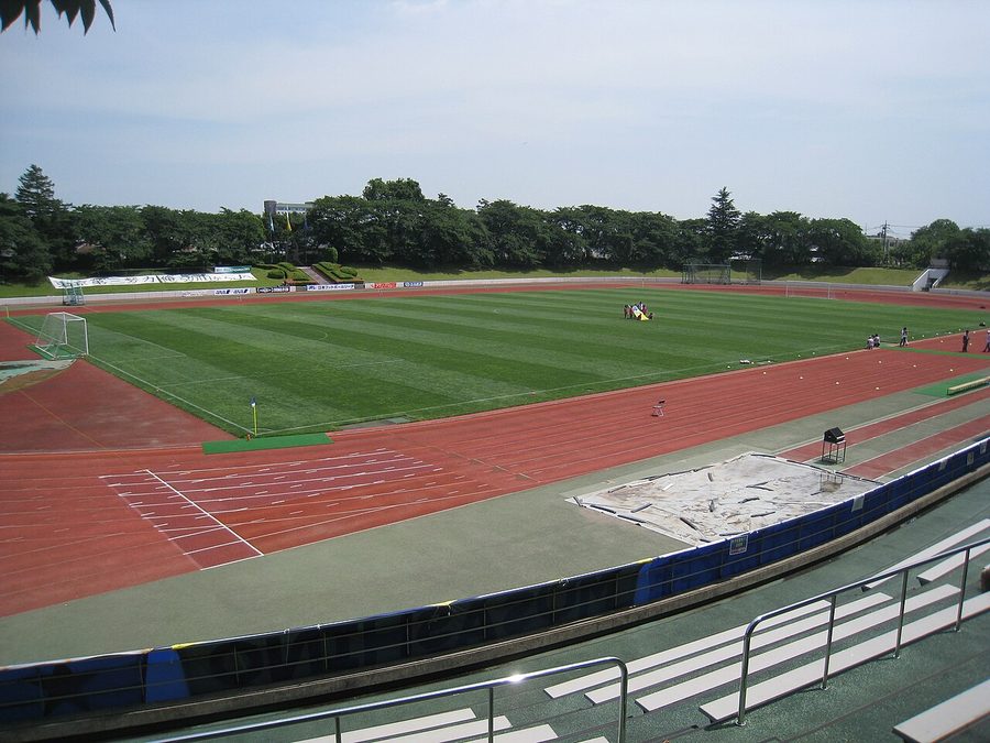 武蔵野市陸上競技場のトラックとグラウンド