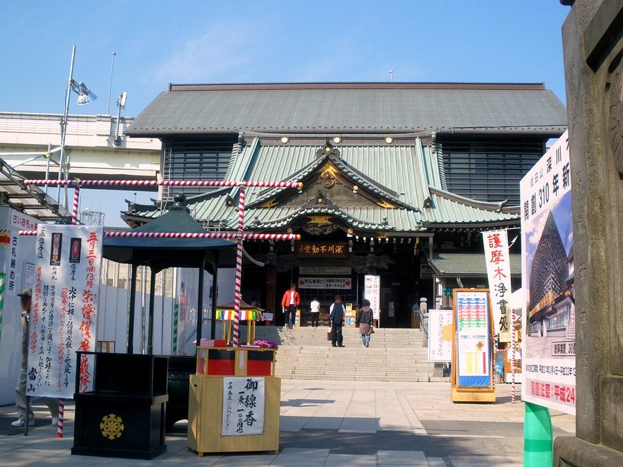 深川不動堂の本堂前