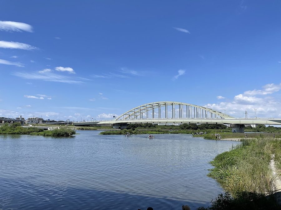 多摩川で開催される多摩川いかだレースの様子