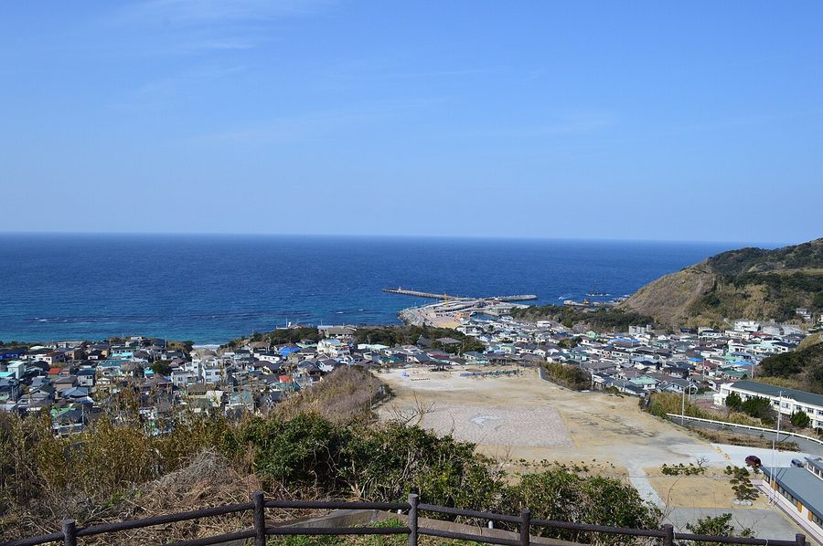 前浜集落と神津島港