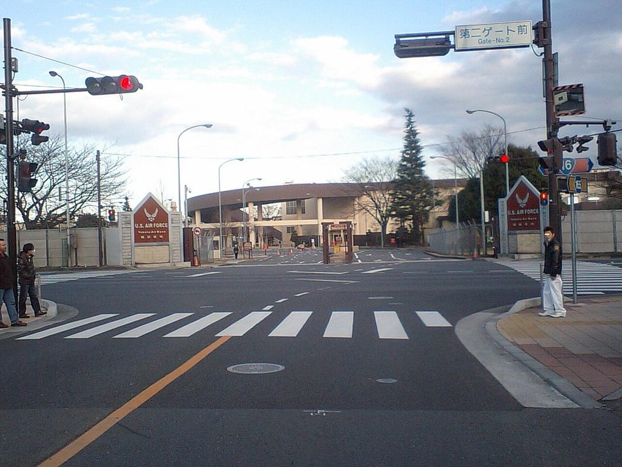 横田基地第二ゲート前の交差点