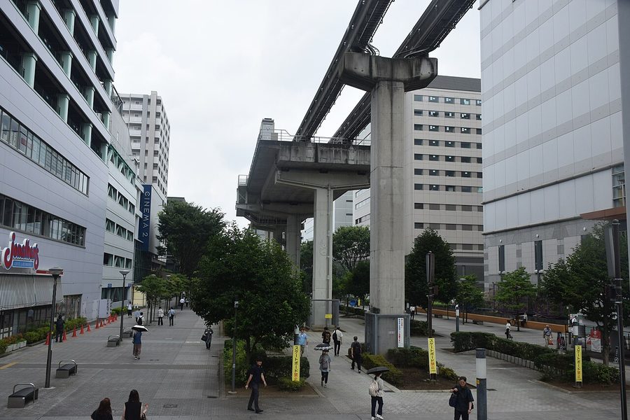 サンサンロードの上空を通る多摩都市モノレールの高架橋