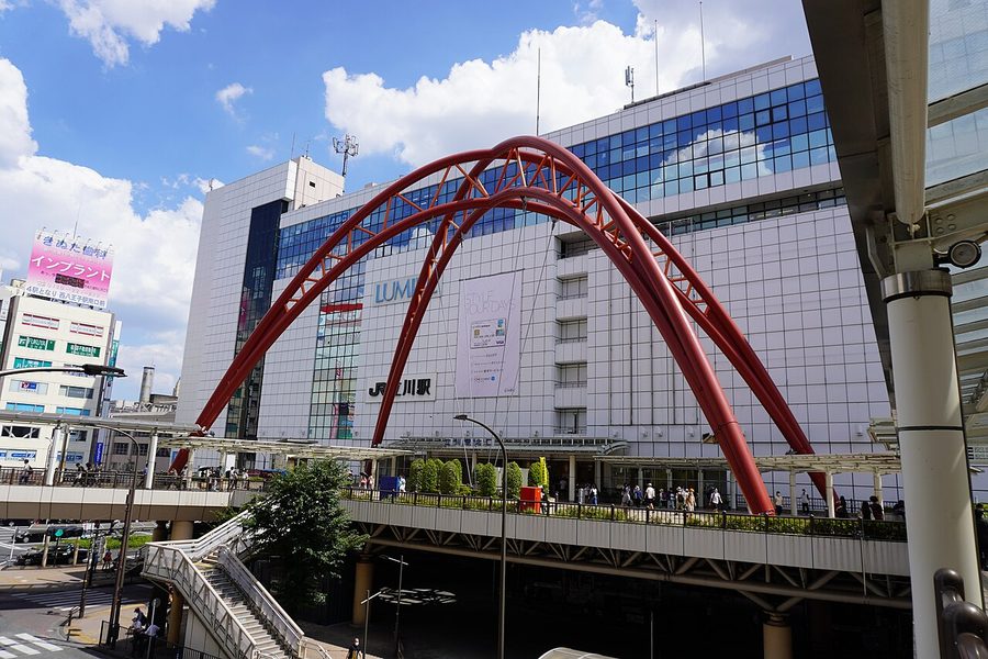 立川駅北口の駅舎とペデストリアンデッキ
