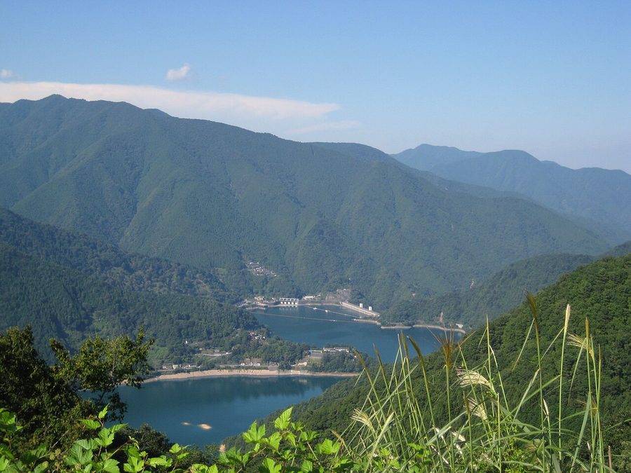 奥多摩湖と六ツ石山（左）
