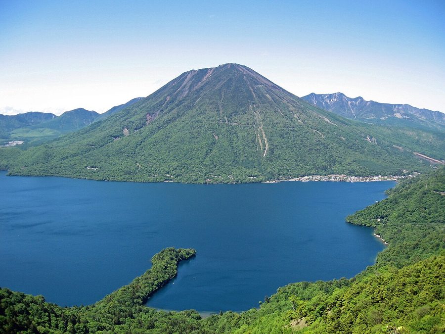 男体山と中禅寺湖