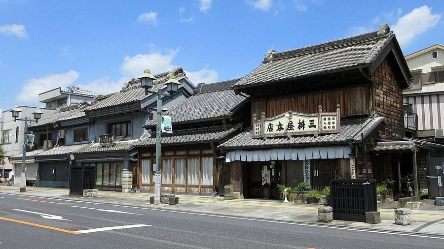 蔵の街大通りに並ぶ古い商家の建物