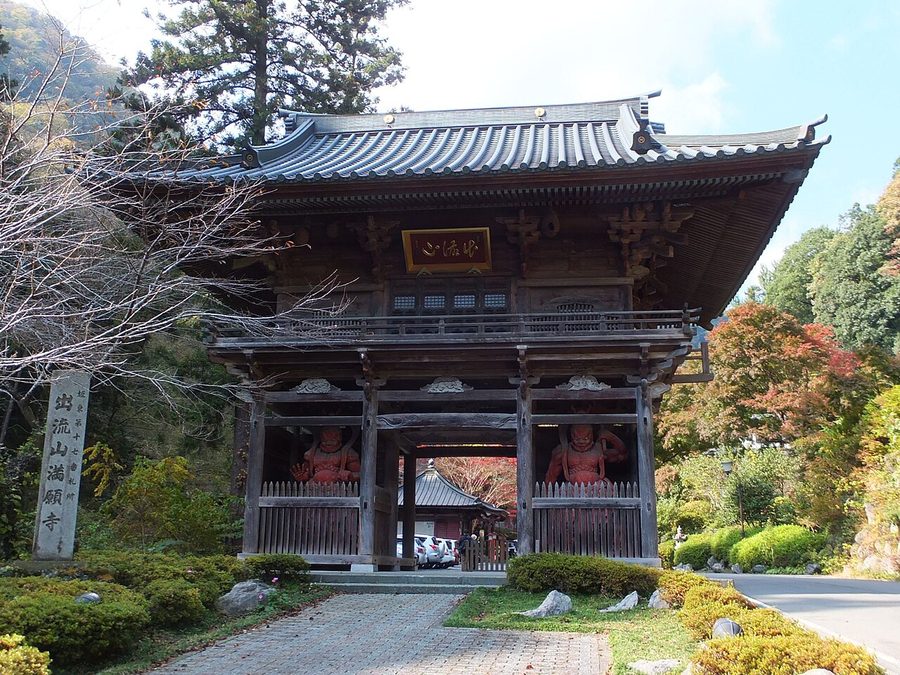 出流山満願寺の仁王門