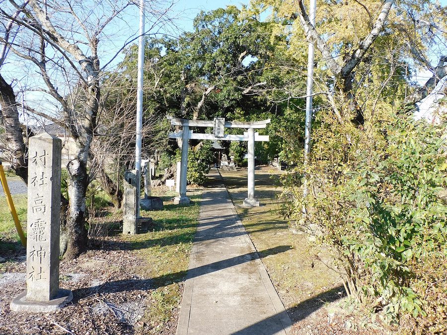 高龗神社の参道と鳥居