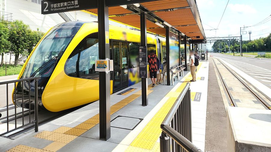宇都宮駅東口方面行きのライトラインの車両