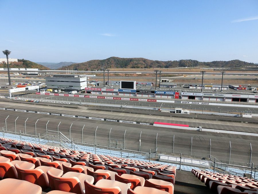 スーパースピードウェイの観客席とコース