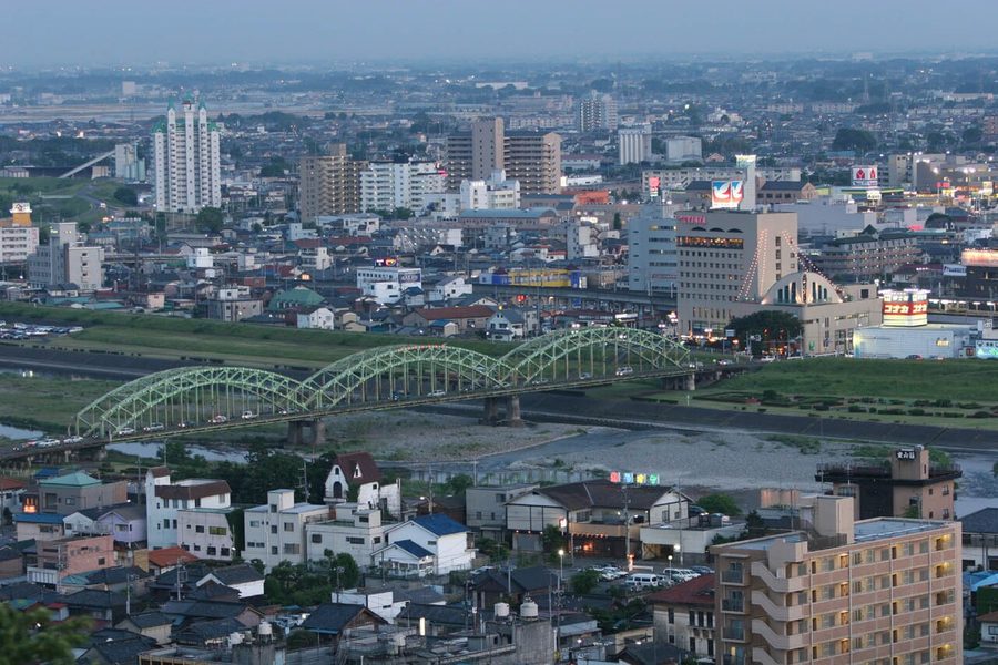 渡良瀬川と中橋、市街地の遠景