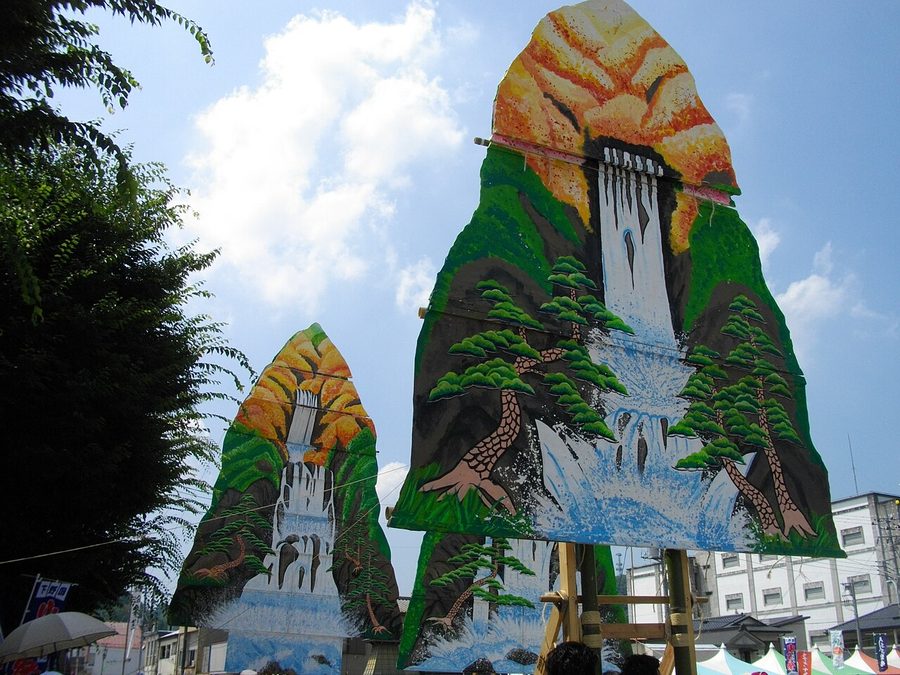 山あげ祭で組み立てられる「山」