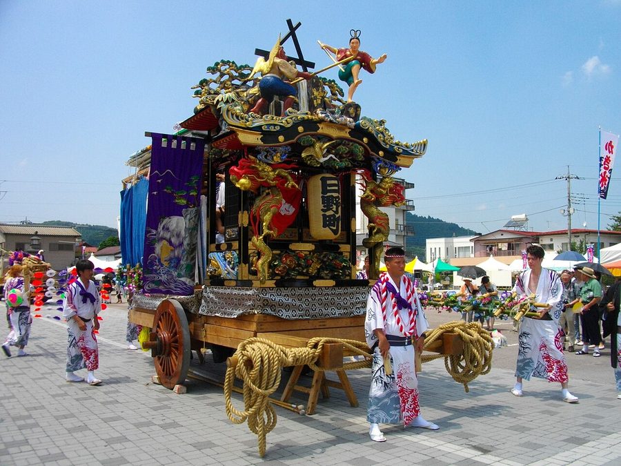 山あげ祭で町なかを曳かれる屋台
