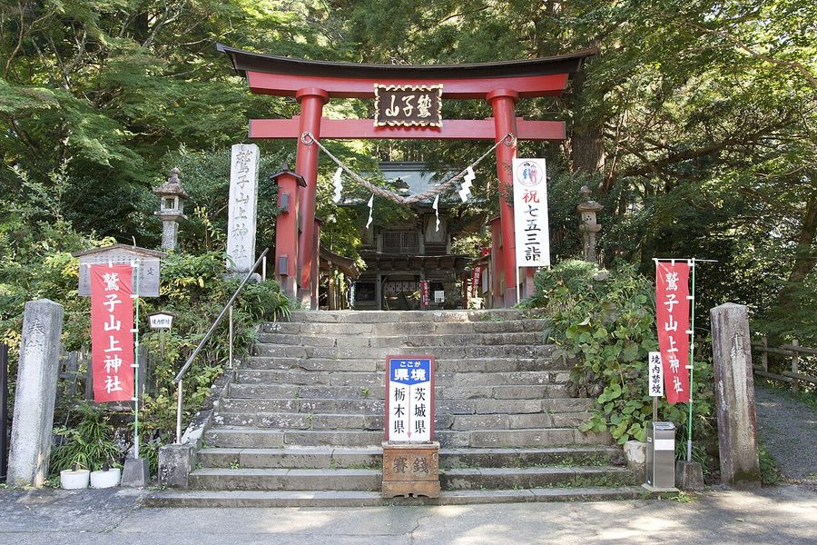鷲子山上神社の鳥居と、社殿へ続く石段