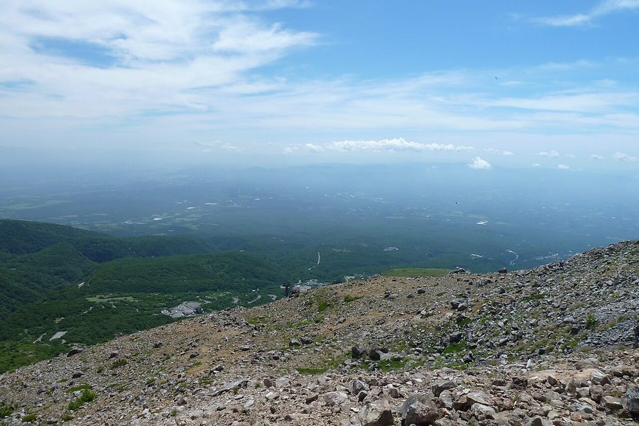 那須岳の山腹から見下ろした那須町の眺め