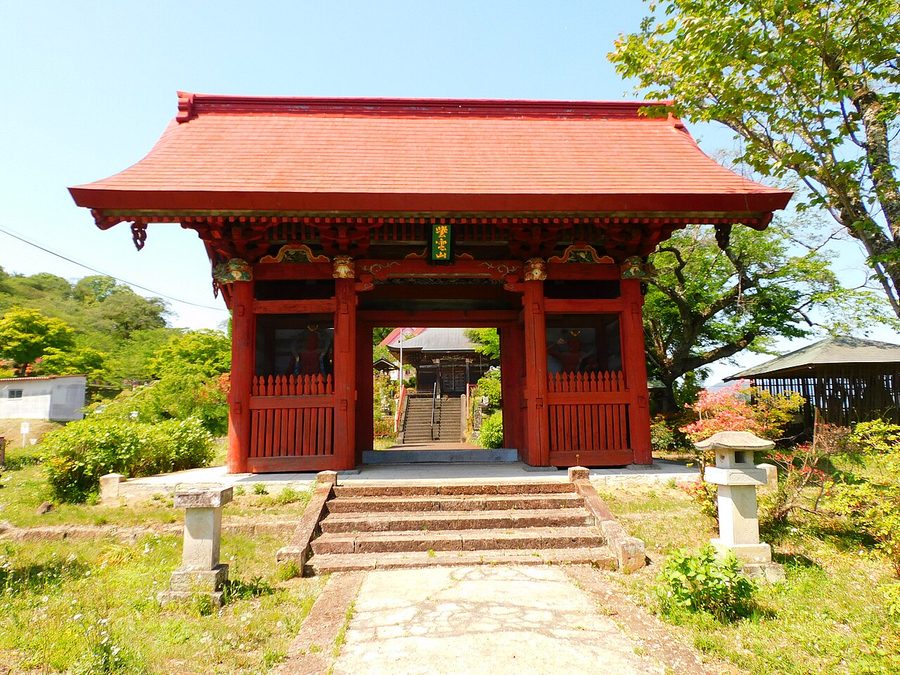 千手山公園にある寺院の仁王門